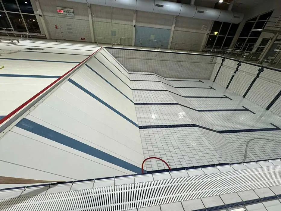 Leeres Schwimmbecken in Hallenbad