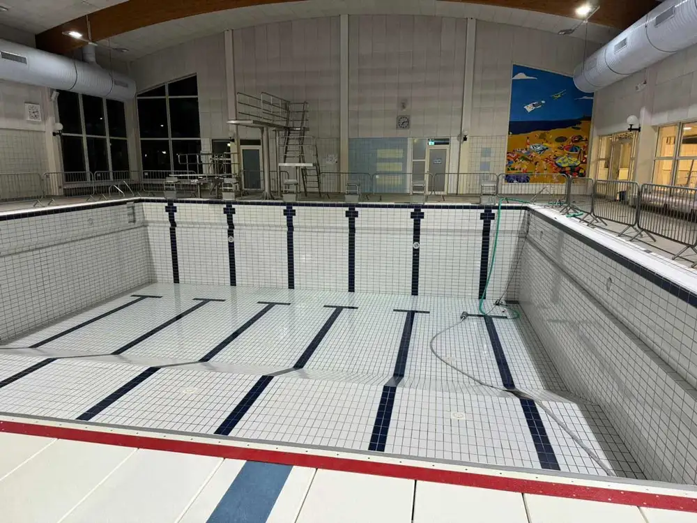 Leeres Schwimmbecken in Hallenbad