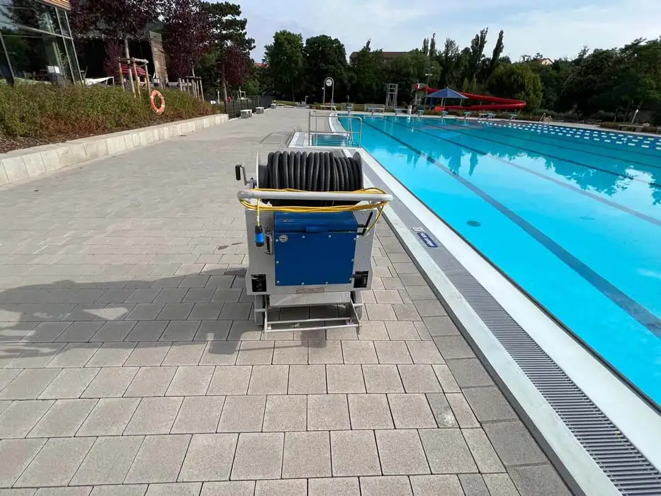 Reinigunsroboter in Schwimmbad