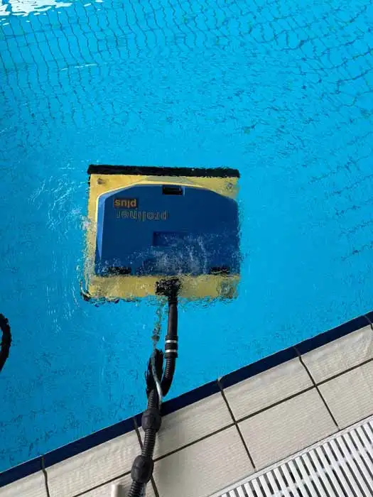 Reinigungsroboter in Wasser