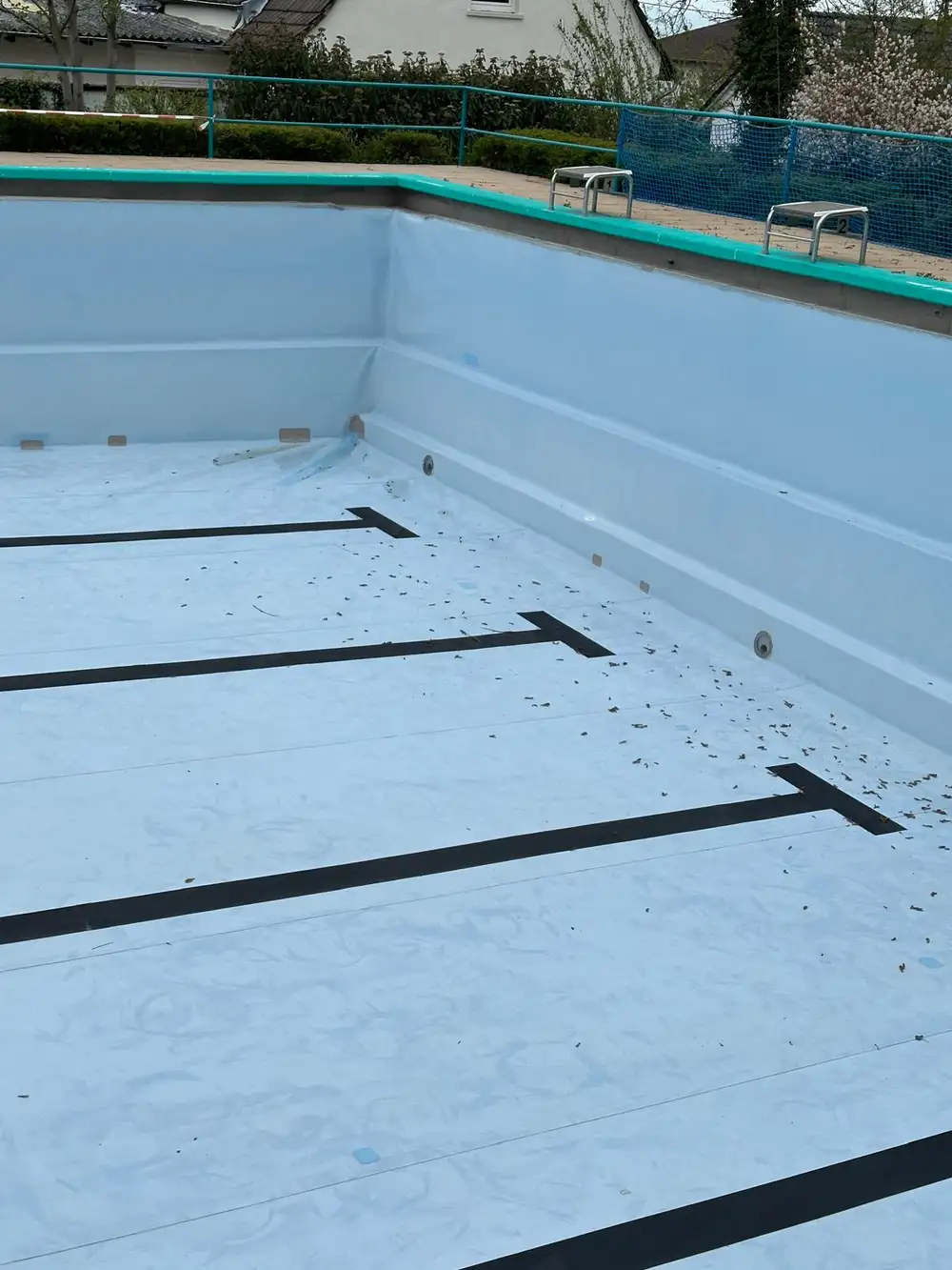 Leeres Schwimmbecken in Freibad