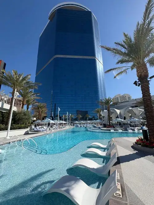 Außenpool eines Hotels