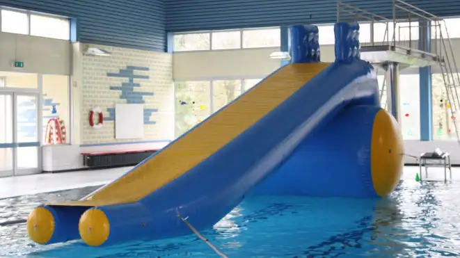 Wasserrutsche in Schwimmbad