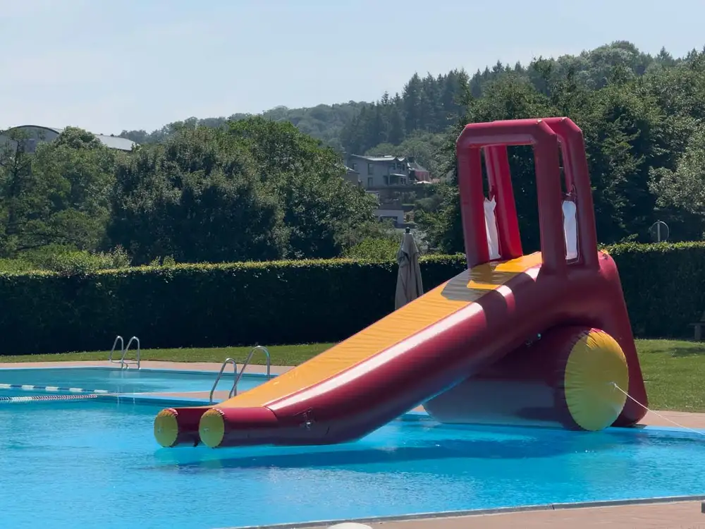 Wasserrutsche in Schwimmbad