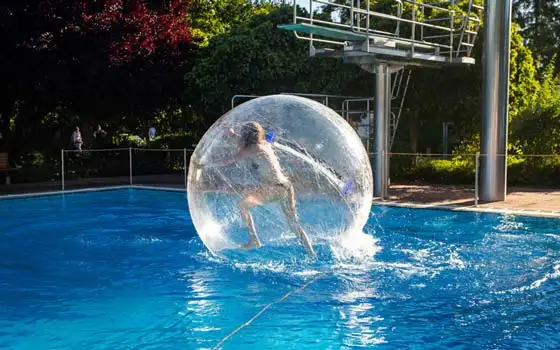Wasserball in Freibad